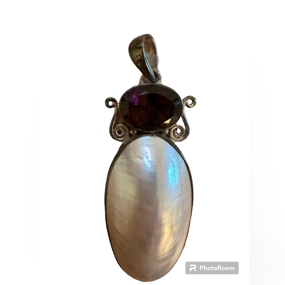 PENDENT MOTHER OF PEARL SHELL SILVERSTONE SCROLLING PENDENT NECKLACE